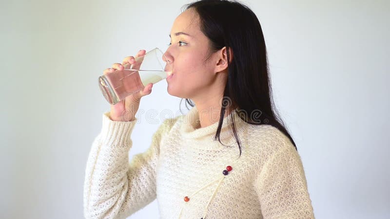 Água potável asiática da mulher