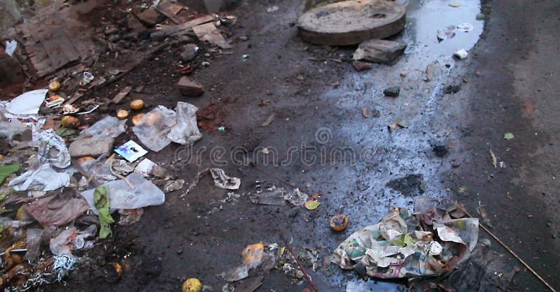 Água suja na berma da estrada fotografia de stock