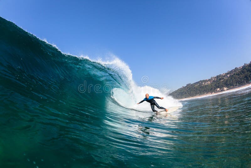 Água surfando da onda do passeio do surfista fotografia de stock royalty free Água surfando da onda do passeio do surfista fotografia de stock royalty free