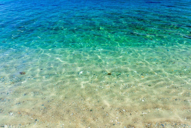 Água tropical de turquesa do espaço livre de Cristal com a areia branca na praia de Aninuan, Puerto Galera, Mindoro oriental nas imagens de stock Água tropical de turquesa do espaço livre de Cristal com a areia branca na praia de Aninuan, Puerto Galera, Mindoro oriental nas imagens de stock