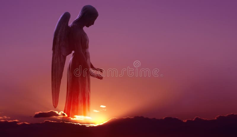 Ángel en cielo sobre fondo púrpura del cielo fotografía de archivo Ángel en cielo sobre fondo púrpura del cielo fotografía de archivo