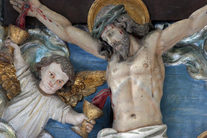 ángel recolectando sangre de las heridas del cristiano imagenes de archivo
