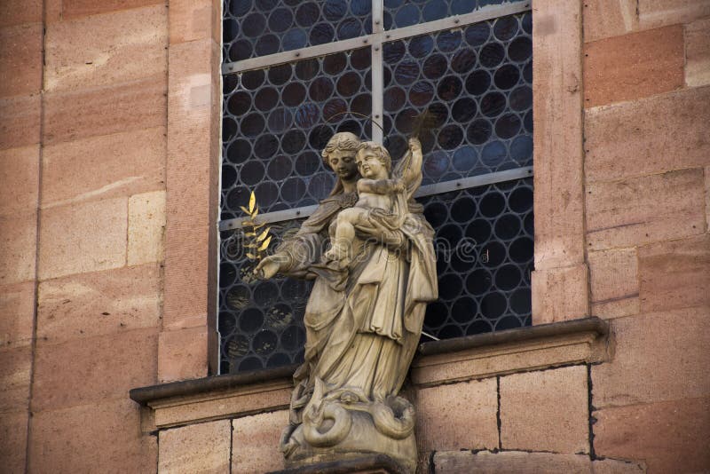 Ángel y estatua del sacerdote en el frente del edificio retro clásico adentro él imagen de archivo libre de regalías Ángel y estatua del sacerdote en el frente del edificio retro clásico adentro él imagen de archivo libre de regalías