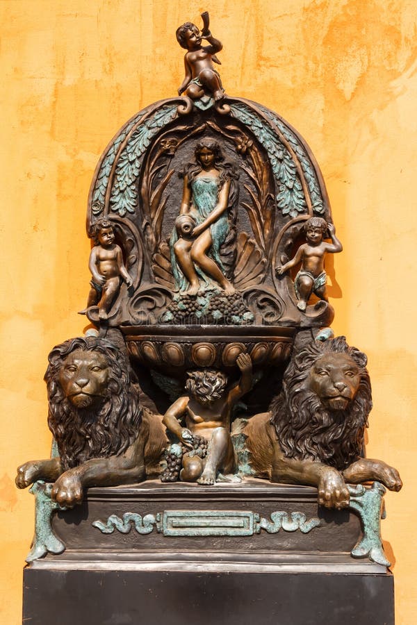 Ángeles y estatuas del león en escultura europea del estilo fotografía de archivo Ángeles y estatuas del león en escultura europea del estilo fotografía de archivo