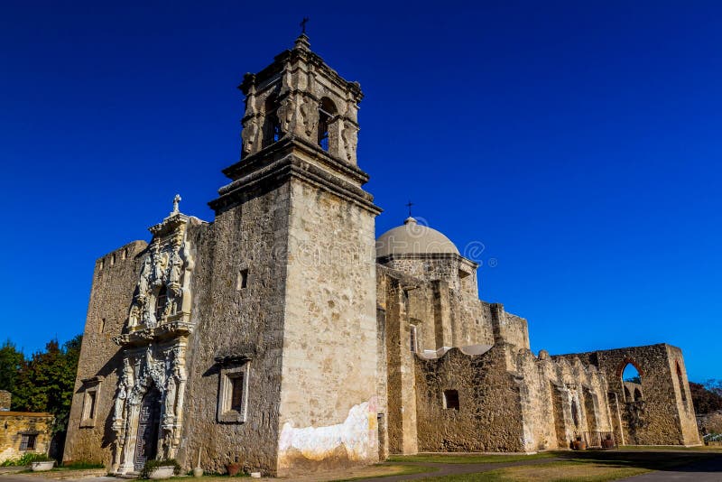 Ángulo interesante del campanario de la vieja misión española del oeste histórica San Jose imagenes de archivo Ángulo interesante del campanario de la vieja misión española del oeste histórica San Jose imagenes de archivo