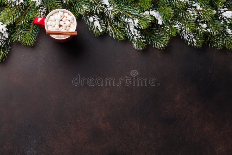 Árbol de abeto de la Navidad, chocolate caliente y melcocha imagenes de archivo