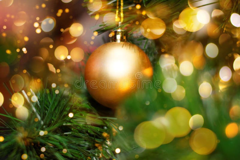 Árbol de navidad adornado con la chuchería de oro imágenes de archivo libres de regalías Árbol de navidad adornado con la chuchería de oro imágenes de archivo libres de regalías