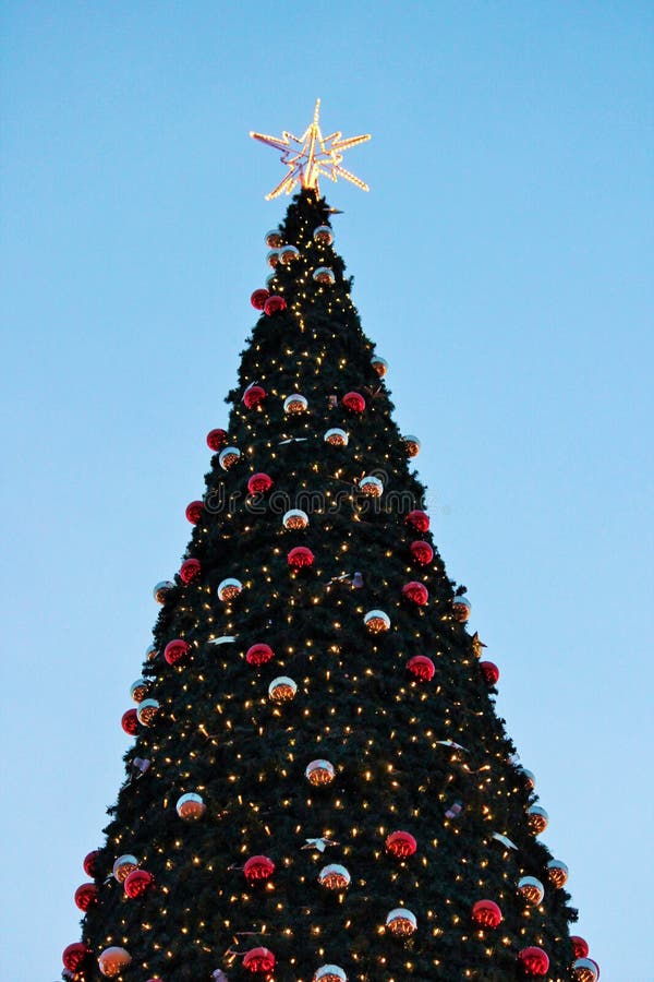 Árbol de navidad con la estrella y rojo y oro de las chucherías fotos de archivo libres de regalías Árbol de navidad con la estrella y rojo y oro de las chucherías fotos de archivo libres de regalías