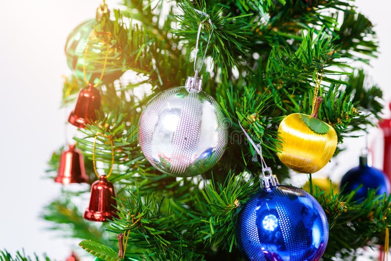 árbol de navidad con las bolas coloridas y las cajas de regalo aisladas en el fondo blanco La Navidad o tiempo newyear feliz fotos de archivo árbol de navidad con las bolas coloridas y las cajas de regalo aisladas en el fondo blanco La Navidad o tiempo newyear feliz fotos de archivo