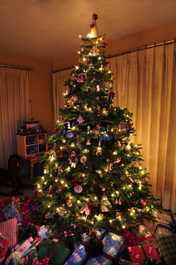 Árbol de navidad con las luces foto de archivo libre de regalías Árbol de navidad con las luces foto de archivo libre de regalías