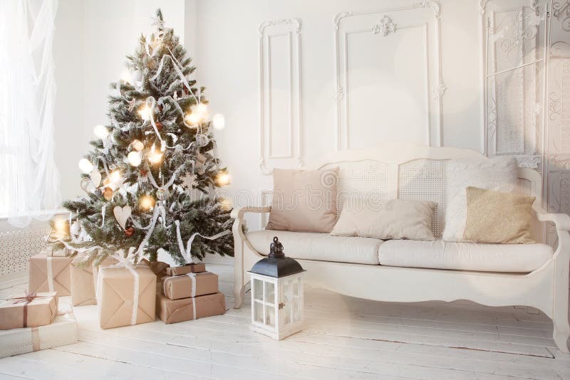 Árbol de navidad en sala de estar fotografía de archivo libre de regalías Árbol de navidad en sala de estar fotografía de archivo libre de regalías