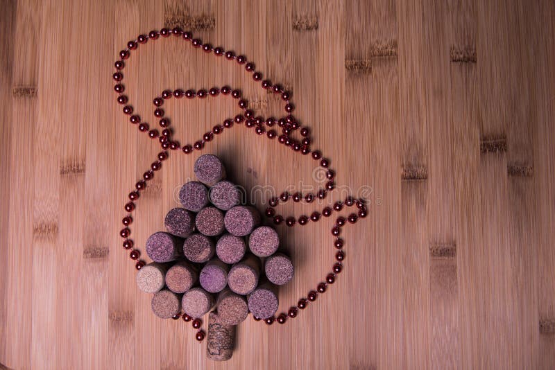 Árbol de navidad formado corchos del vino en la tabla de piedra Visión superior con el espacio de la copia para su texto foto de archivo Árbol de navidad formado corchos del vino en la tabla de piedra Visión superior con el espacio de la copia para su texto foto de archivo
