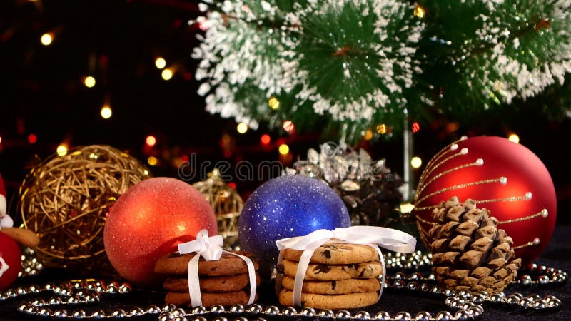 Árbol de navidad, galletas con la decoración, cono del pino