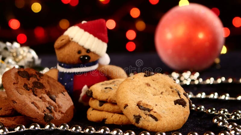 Árbol de navidad, galletas con la decoración, cono del pino