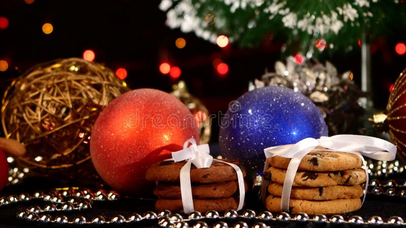 Árbol de navidad, galletas con la decoración, cono del pino