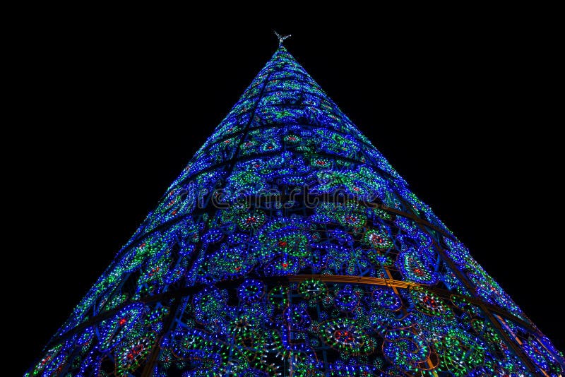 Árbol de navidad iluminado en Puerta del Sol en Madrid fotografía de archivo Árbol de navidad iluminado en Puerta del Sol en Madrid fotografía de archivo