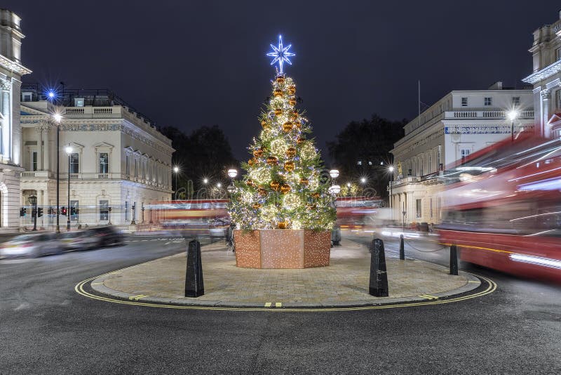 Árbol de navidad iluminado en San Jaime en Londres, Reino Unido fotos de archivo Árbol de navidad iluminado en San Jaime en Londres, Reino Unido fotos de archivo
