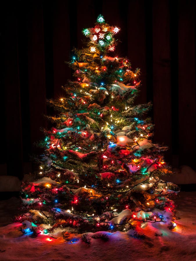 Árbol de navidad nevado fotos de archivo