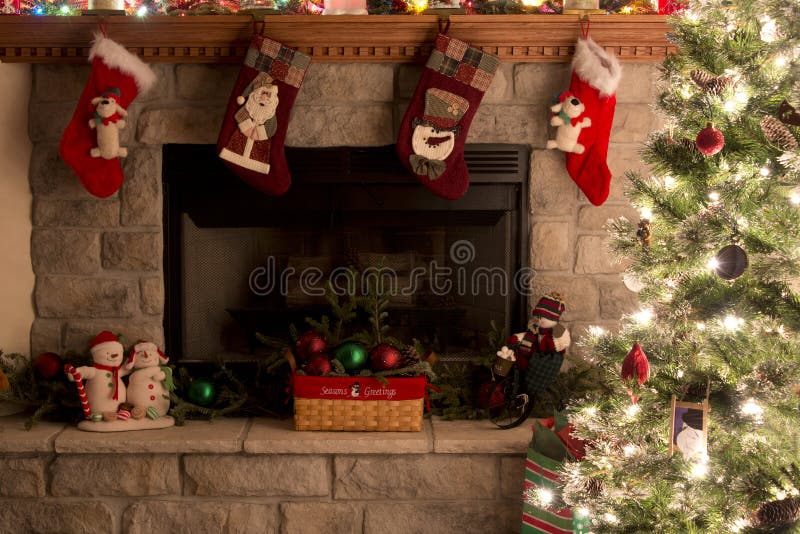 Árbol De Navidad Y Chimenea Con Las Medias De La Navidad Imagen de