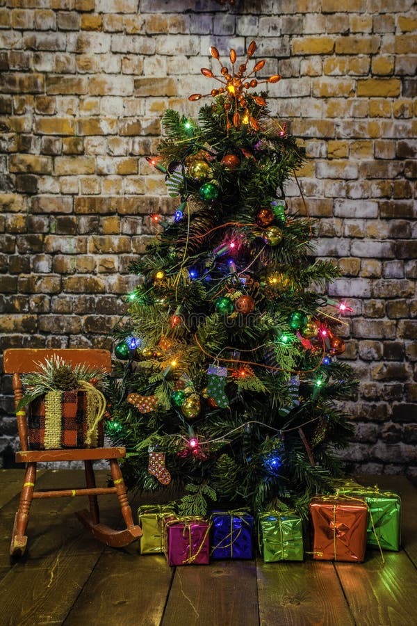 Árbol de navidad y mecedora roja foto de archivo libre de regalías Árbol de navidad y mecedora roja foto de archivo libre de regalías