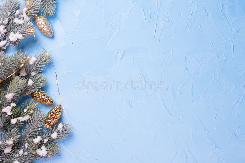 Árbol decorativo de la piel de los conos y de las ramas del pino del oro de la Navidad en fondo texturizado azul fotografía de archivo libre de regalías Árbol decorativo de la piel de los conos y de las ramas del pino del oro de la Navidad en fondo texturizado azul fotografía de archivo libre de regalías