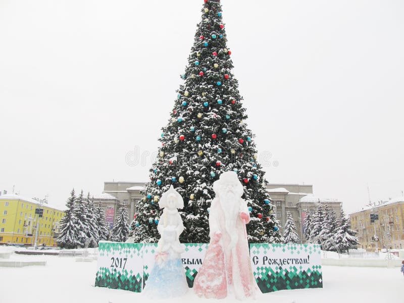 Árbol del Año Nuevo en la ciudad de Kirov, Rusia fotos de archivo libres de regalías