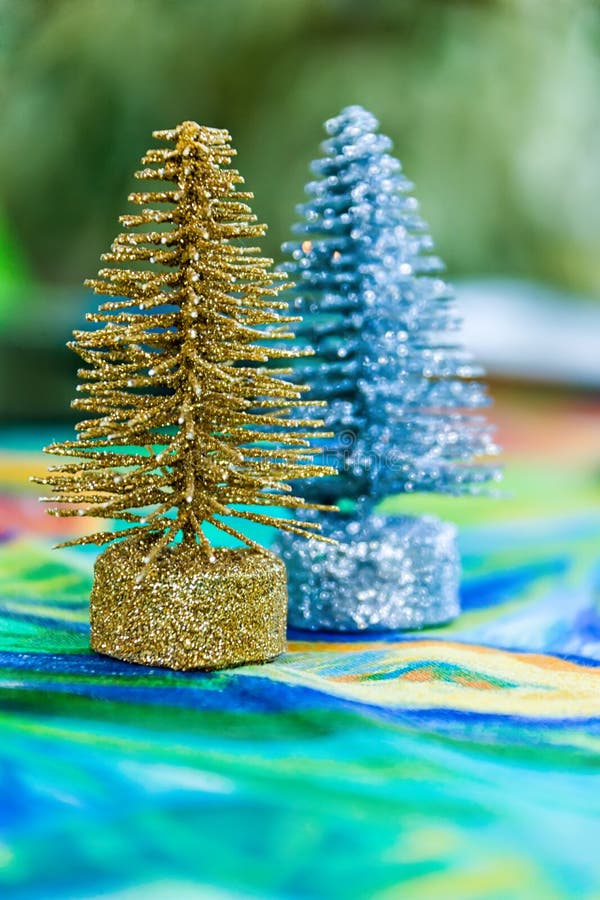 Árboles de navidad de plata del oro imagen de archivo libre de regalías Árboles de navidad de plata del oro imagen de archivo libre de regalías