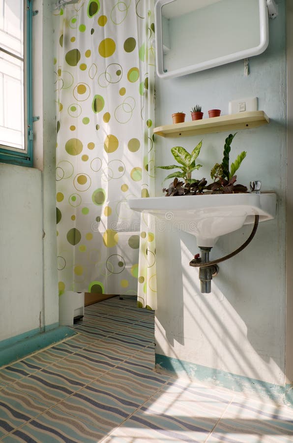 Mercancías Sanitarias De Cerámica Blancas En Cuarto De Baño Azul Imagen