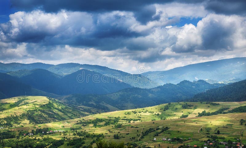 Árboles en la montaña Cárpato, Europa imágenes de archivo libres de regalías Árboles en la montaña Cárpato, Europa imágenes de archivo libres de regalías