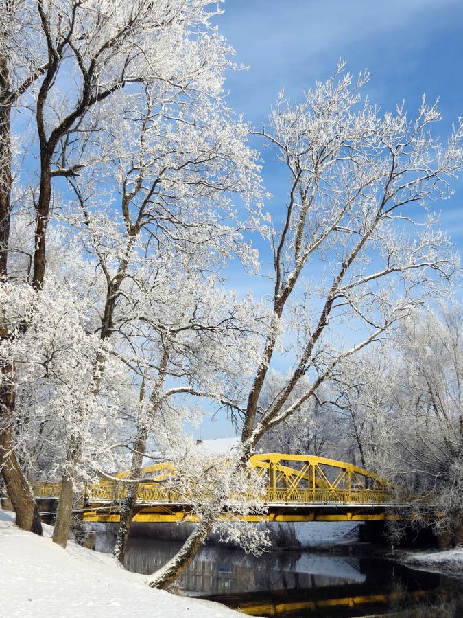 Árboles Nevado y puente amarillo por el río, Lituania imágenes de archivo libres de regalías Árboles Nevado y puente amarillo por el río, Lituania imágenes de archivo libres de regalías
