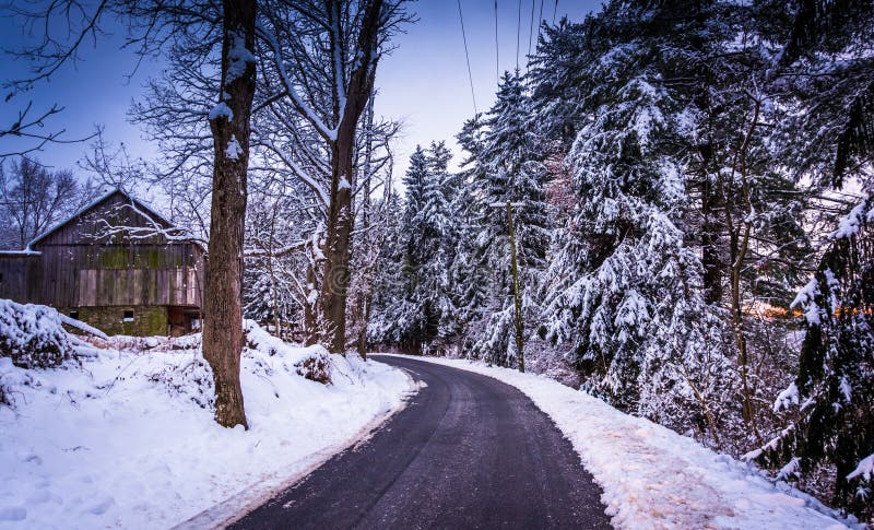 Árboles y granero nevados de pino a lo largo de una carretera nacional en C rural foto de archivo Árboles y granero nevados de pino a lo largo de una carretera nacional en C rural foto de archivo