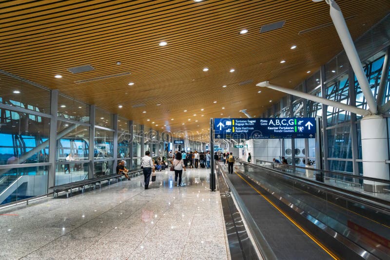 Área da porta de partida do aeroporto internacional de Kuala Lumpur fotografia de stock Área da porta de partida do aeroporto internacional de Kuala Lumpur fotografia de stock