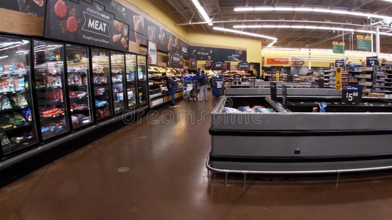 Interior de uma loja Walmart, corredor traseiro imagem de stock