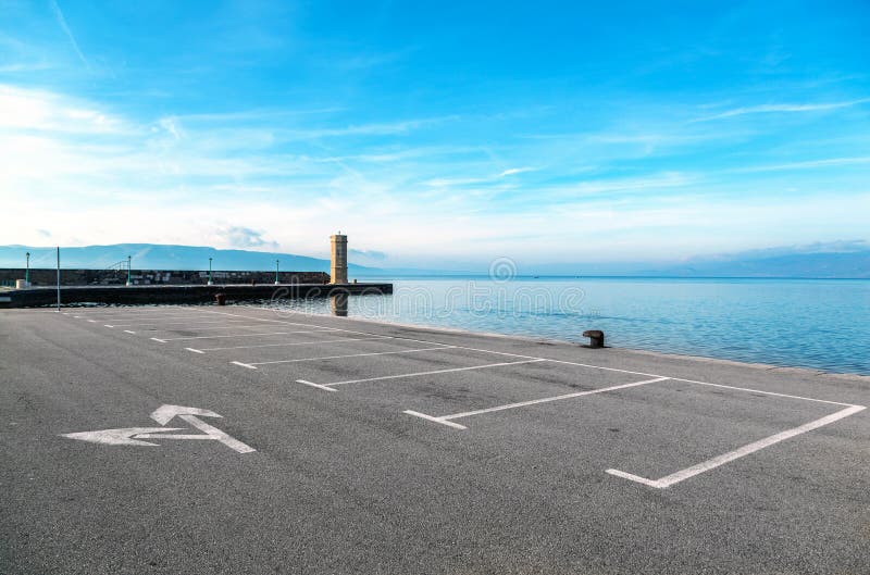 Área de estacionamento vazia com paisagem do mar