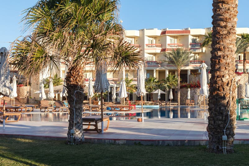 A área de Hilton Hotel luxuoso, Sharm el-Sheikh da construção e de recreação, Egito, o 2 de fevereiro de 2016 fotos de stock royalty free A área de Hilton Hotel luxuoso, Sharm el-Sheikh da construção e de recreação, Egito, o 2 de fevereiro de 2016 fotos de stock royalty free
