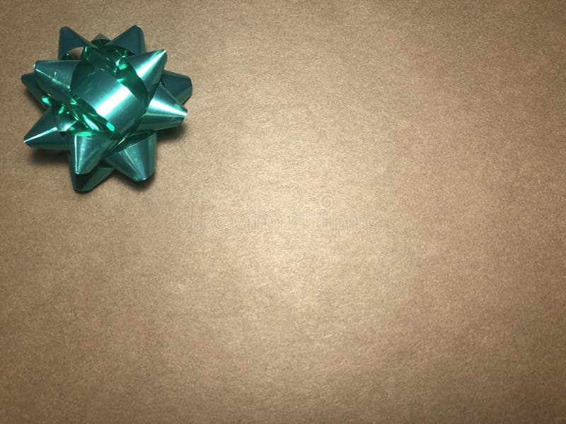 Área de mensaje vacío con el ornamento como la estrella, el documento de nota o marco brillante verde sobre fondo oscuro y marrón imágenes de archivo libres de regalías Área de mensaje vacío con el ornamento como la estrella, el documento de nota o marco brillante verde sobre fondo oscuro y marrón imágenes de archivo libres de regalías