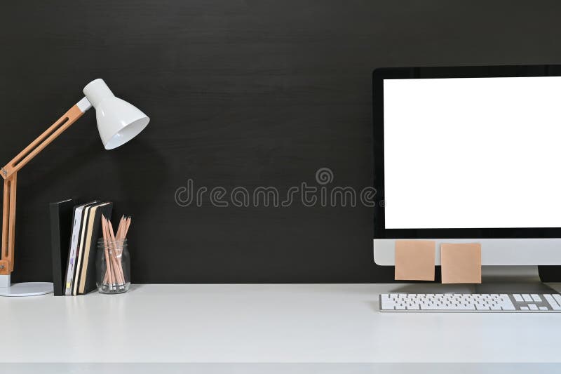 Área de trabalho de desktop de tela vazia, computador Mockup, lâmpada e acessórios de escritório em branco