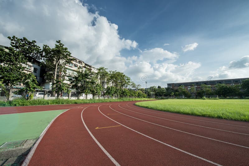Área do atletismo do estádio vazia em um dia ensolarado imagens de stock Área do atletismo do estádio vazia em um dia ensolarado imagens de stock