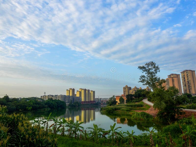 Área residencial do arranha-céus da beira do lago fotos de stock Área residencial do arranha-céus da beira do lago fotos de stock
