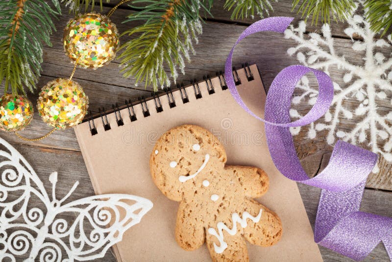 Árvore de abeto do Natal, decoração e bloco de notas vazio na parte traseira da placa de madeira imagens de stock Árvore de abeto do Natal, decoração e bloco de notas vazio na parte traseira da placa de madeira imagens de stock