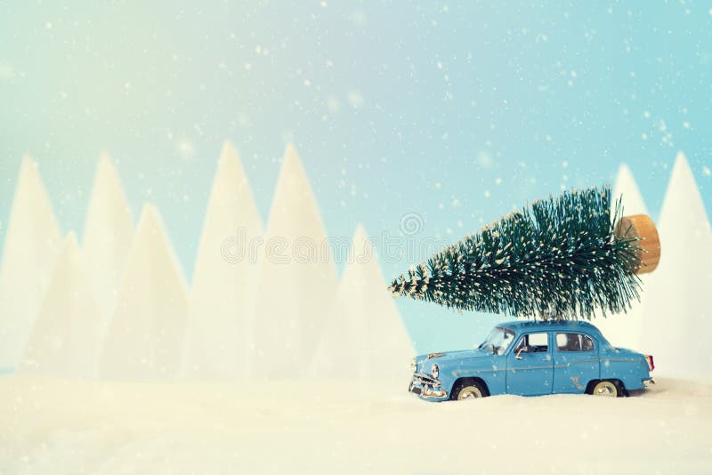 Árvore de abeto levando do Natal do brinquedo retro do carro na paisagem nevado Conceito do Natal ou da celebra??o do ano novo Co imagens de stock royalty free Árvore de abeto levando do Natal do brinquedo retro do carro na paisagem nevado Conceito do Natal ou da celebra??o do ano novo Co imagens de stock royalty free