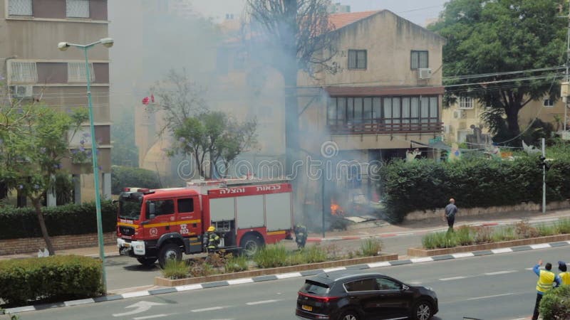 A árvore de cipreste ardente em chamas de ardência no quintal de uma casa em consequência de procura um caminho mais curto Esforç