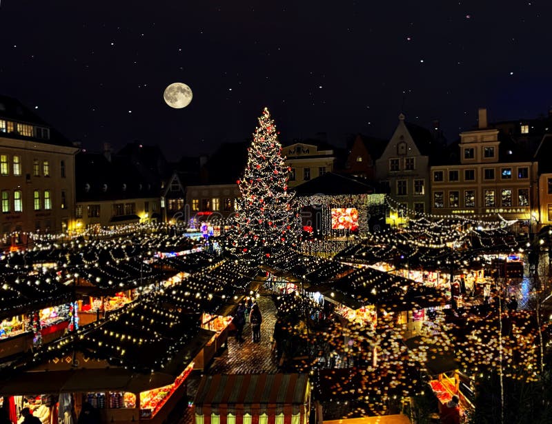 Árvore de Natal de Ano Novo Tallinn romântico céu estrelado noturno , mercado de lua cheia na cidade da praça Hall Illumi em Tall foto de stock Árvore de Natal de Ano Novo Tallinn romântico céu estrelado noturno , mercado de lua cheia na cidade da praça Hall Illumi em Tall foto de stock