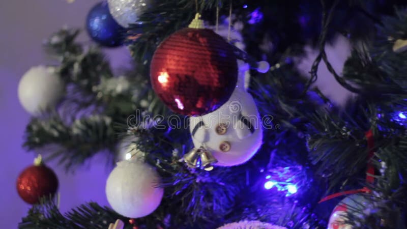 Árvore de Natal belamente decorada