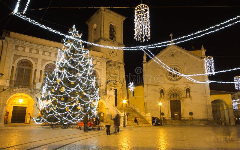 Árvore de Natal bonita no quadrado de San Benedetto Norcia fotografia de stock Árvore de Natal bonita no quadrado de San Benedetto Norcia fotografia de stock