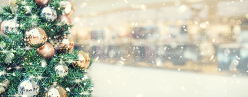 Árvore de Natal com a decoração do ouro no shopping - panorâmico