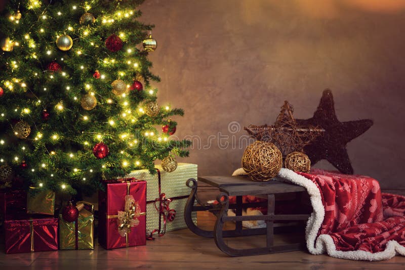 Árvore de Natal decorada com presentes