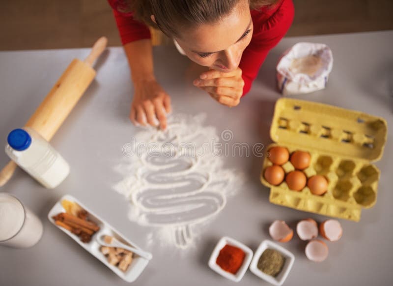 Árvore de Natal do desenho da dona de casa na mesa de cozinha com farinha imagem de stock Árvore de Natal do desenho da dona de casa na mesa de cozinha com farinha imagem de stock