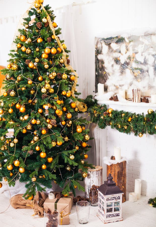 A árvore de Natal e a sala interior decoradas no Natal denominam wi fotografia de stock A árvore de Natal e a sala interior decoradas no Natal denominam wi fotografia de stock