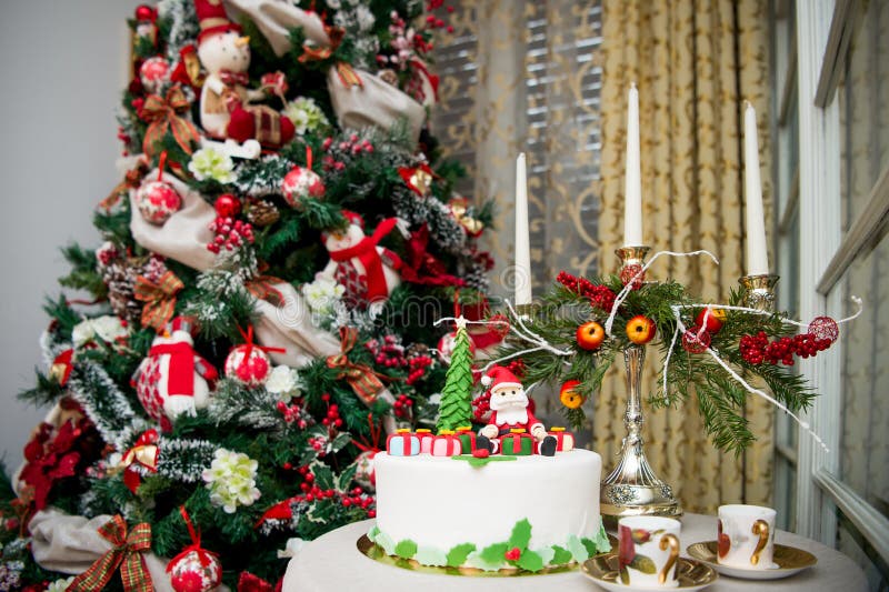 Árvore de Natal e um bolo especial imagens de stock royalty free Árvore de Natal e um bolo especial imagens de stock royalty free
